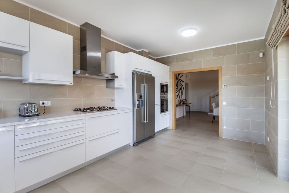 Modern white kitchen with stainless steel appliances — Villa del Rey II, holiday villa in Óbidos