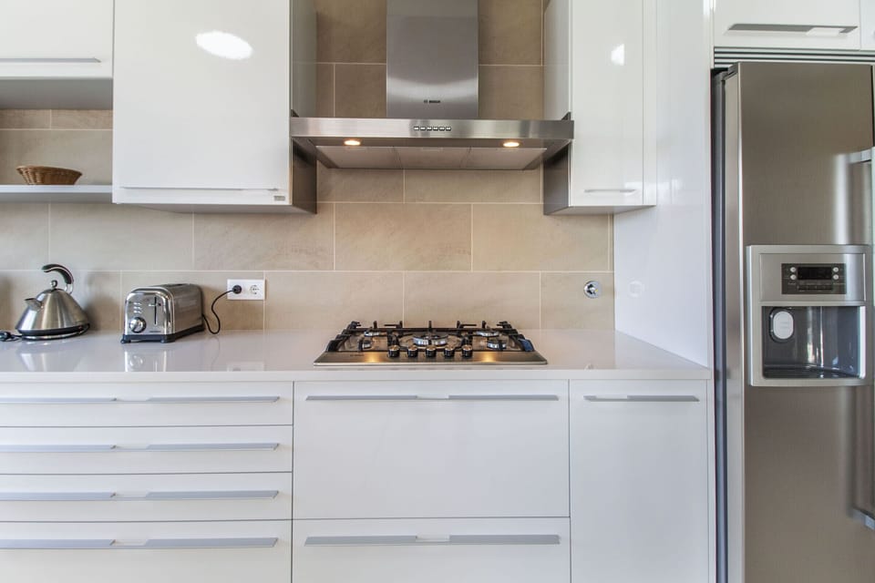 Modern kitchen with gas cooktop and stainless steel appliances — Villa del Rey II, holiday villa in Óbidos