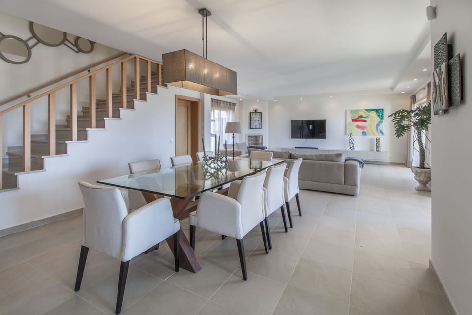 Open-plan dining and living area with glass table — Villa del Rey II, holiday villa in Óbidos