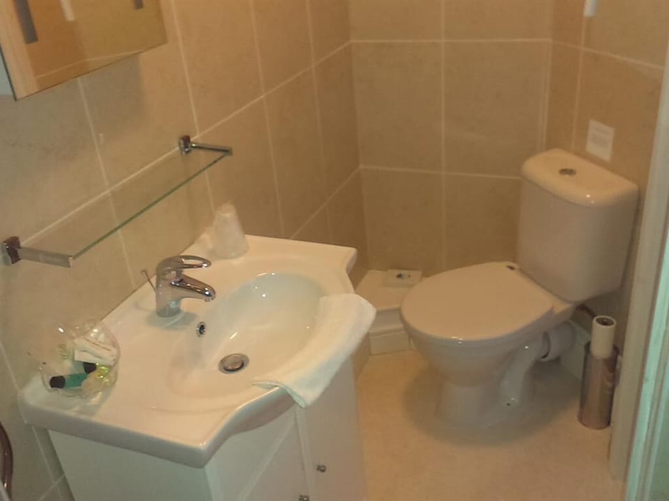 En suite basin and pan