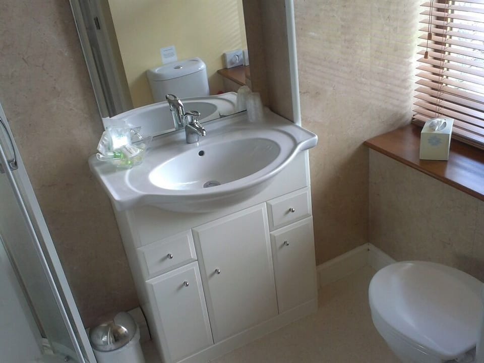 En suite vanity unit and pan