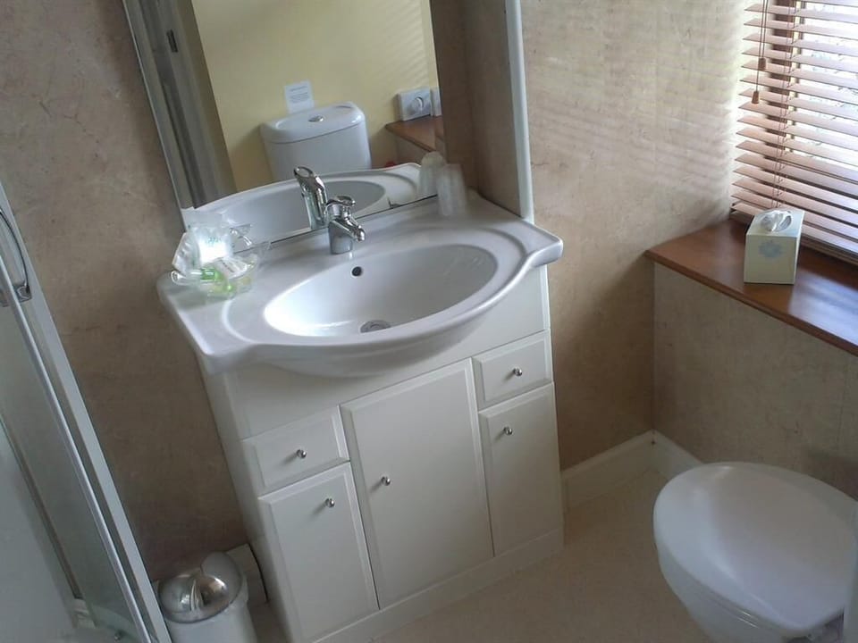 En suite vanity unit and pan