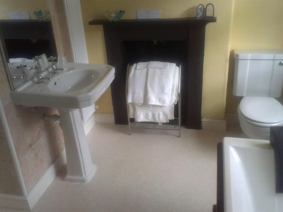 Side Room - basin and toilet