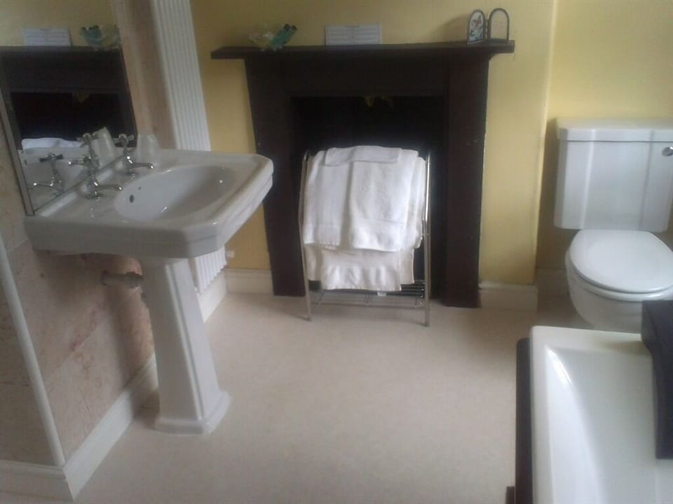 Side Room - basin and toilet
