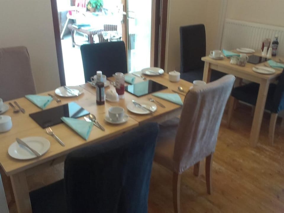 breakfast room