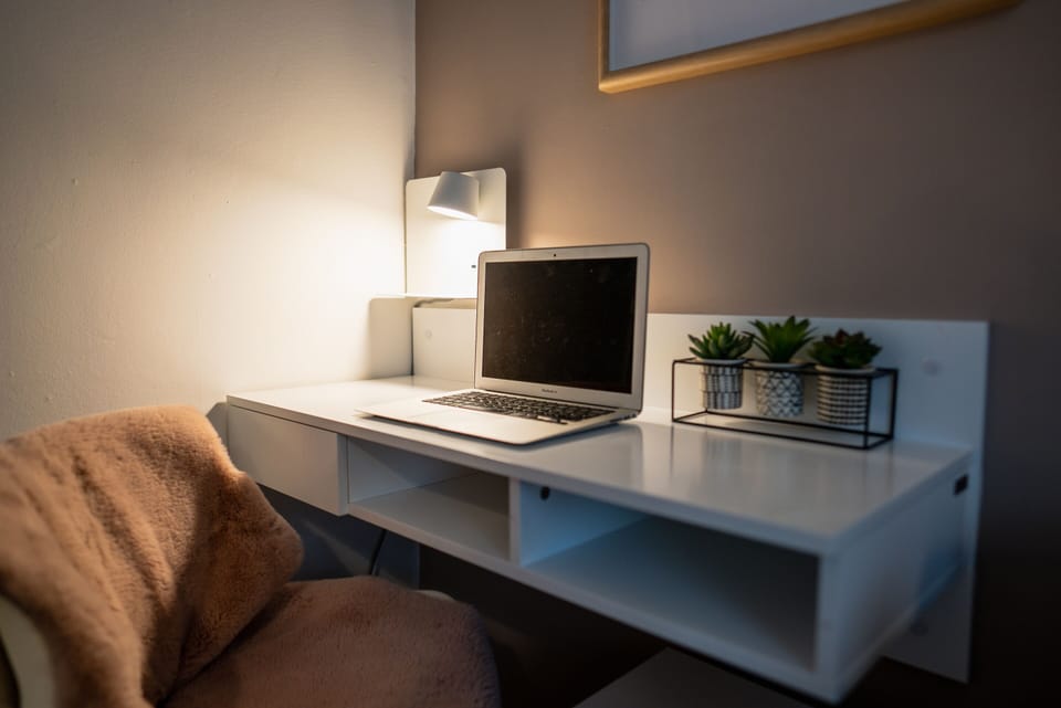 Lounge with work station and USB plug socket