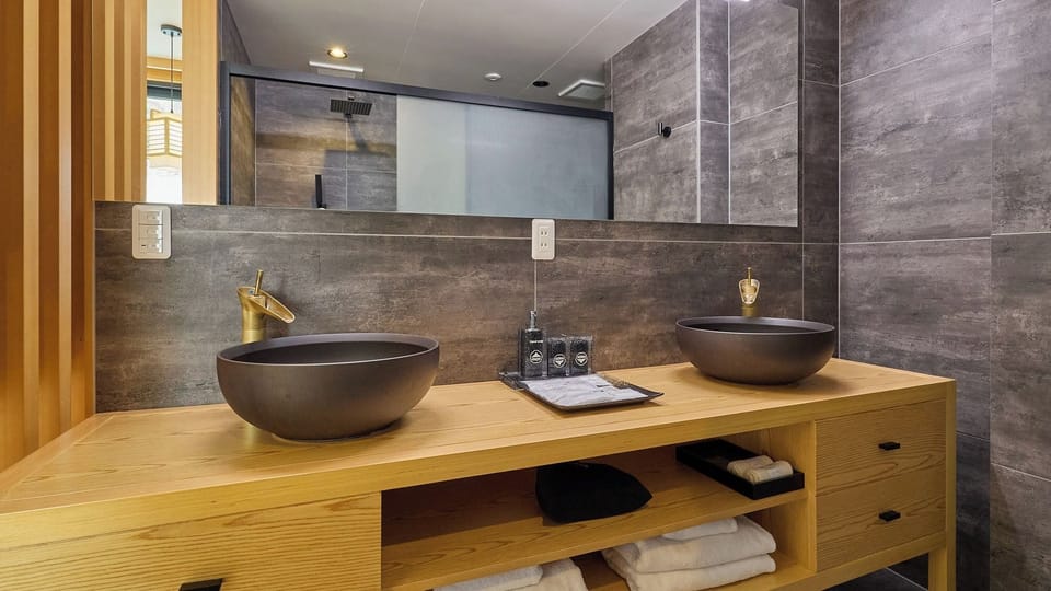 ・[Deluxe Room (view of Mt. Fuji)] There are two washbasins. This makes it easy to get ready in the morning.