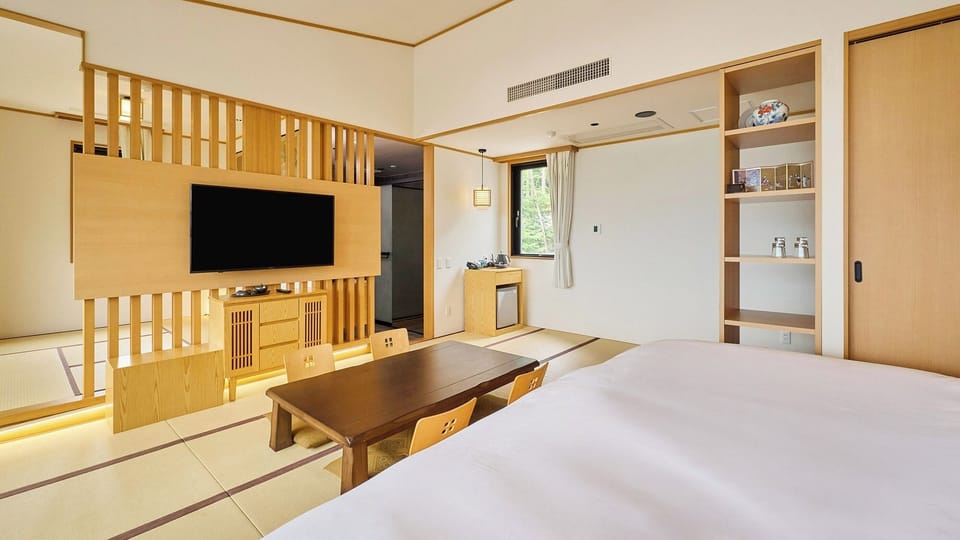 ・[Deluxe Room (view of Mt. Fuji)] A room with tatami flooring, where you can relax in mind and body.