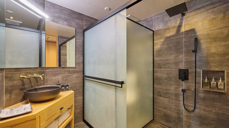 ・[Standard Japanese-Western Room (view of Mt. Fuji)] There is a spacious shower room. Please relax and unwind after your trip.