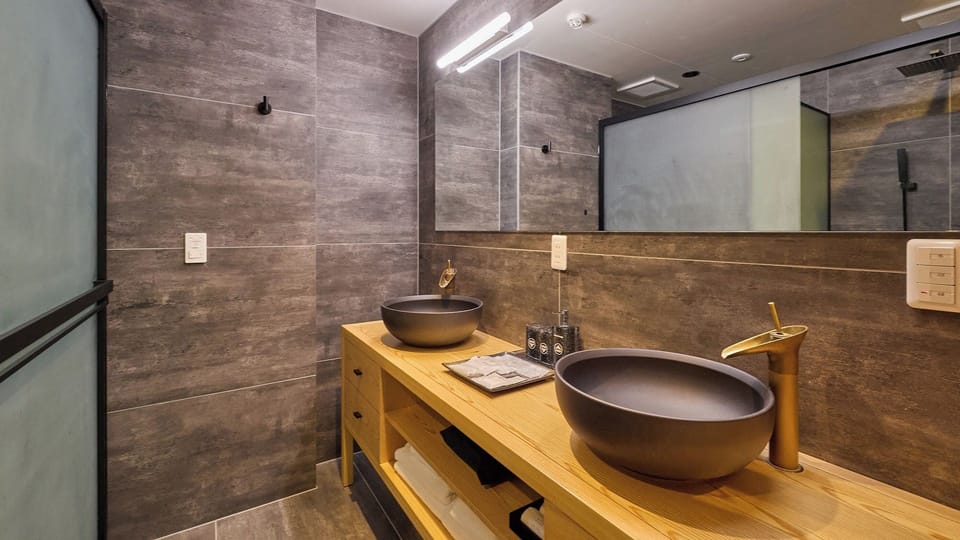 ・[Premium Room (view of Mt. Fuji)] There are two washbasins so you can relax and unwind