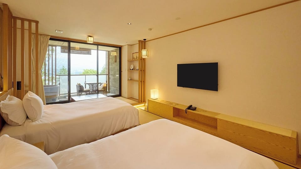 ・[Premium Room (Mt. Fuji View)] You can enjoy the view of Mt. Fuji outside the window while lying in bed.