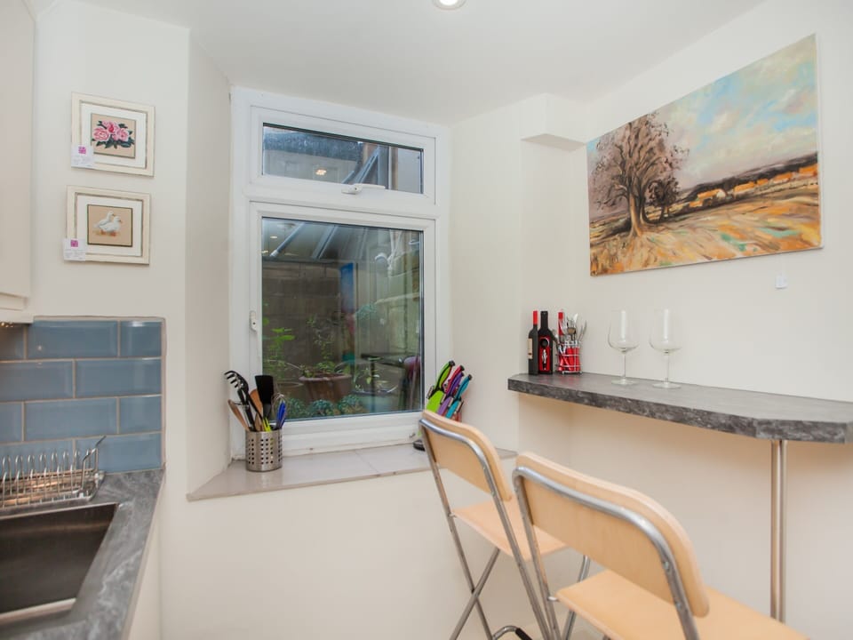 Kitchen and breakfast bar.