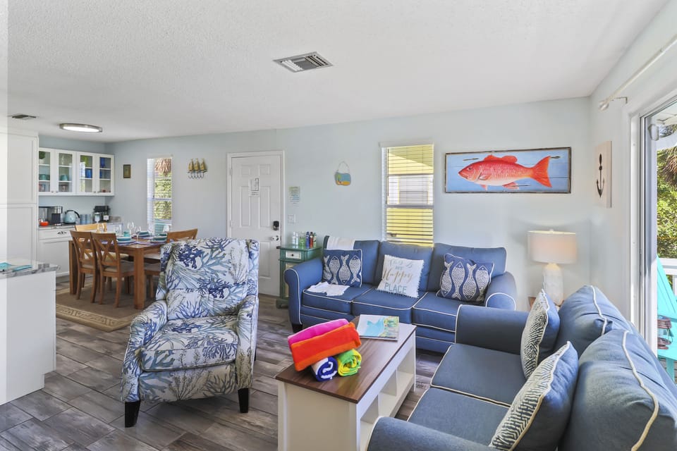 Open kitchen/living room w balcony