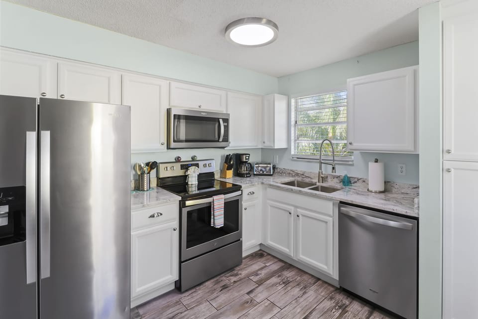 Bright efficient kitchen with everything you need!