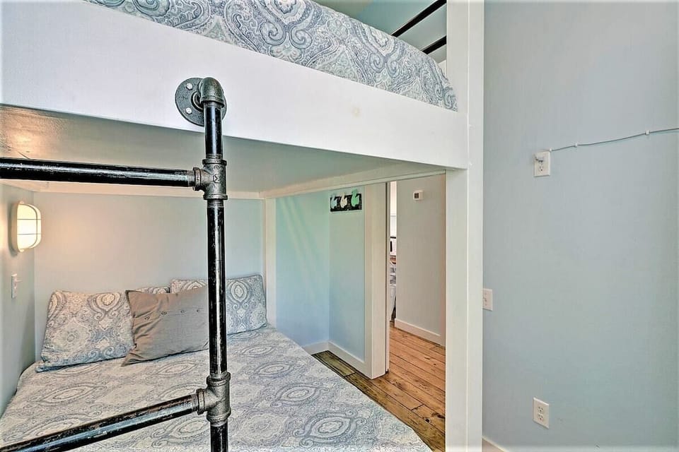 Guest bedroom with Full over Full bunkbeds