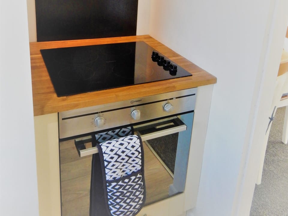 Entire Home, 4 persons (2 Bedroom, Bathroom, Kitchen) -Oven