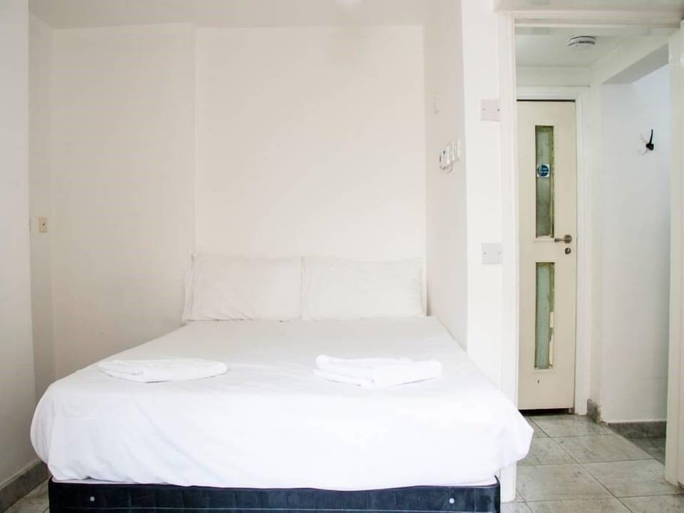 Flat 7 - Double Bed - Lower Ground Floor Apartment