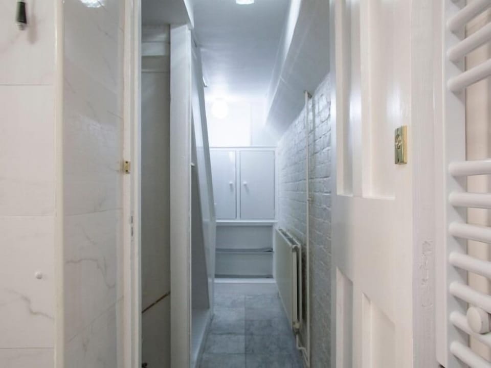 Flat 7 - Double Bed - Lower Ground Floor Apartment