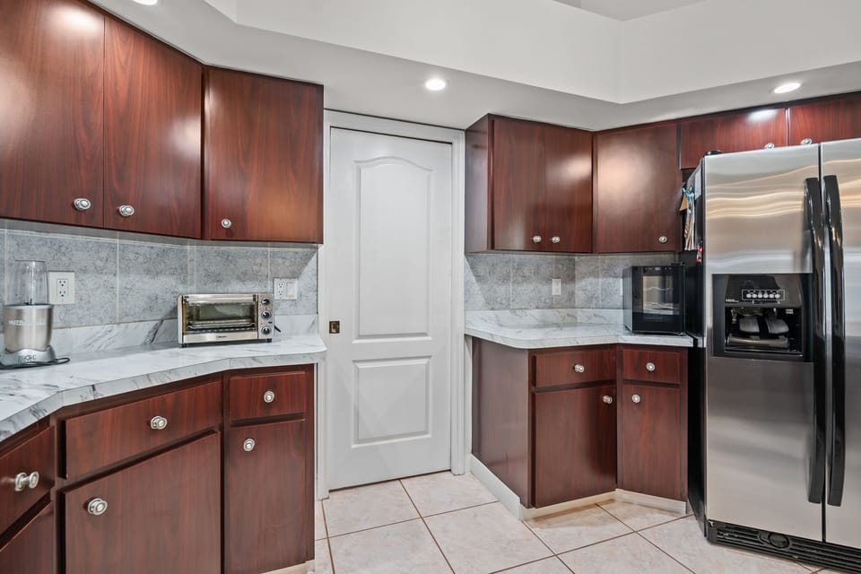 Kitchen. Fully stocked with kitchenware, silverware and condiments.