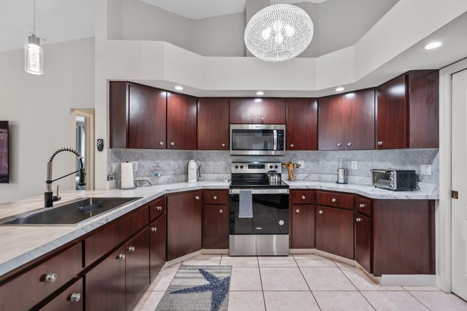 Kitchen. Fully stocked with kitchenware, silverware and condiments.