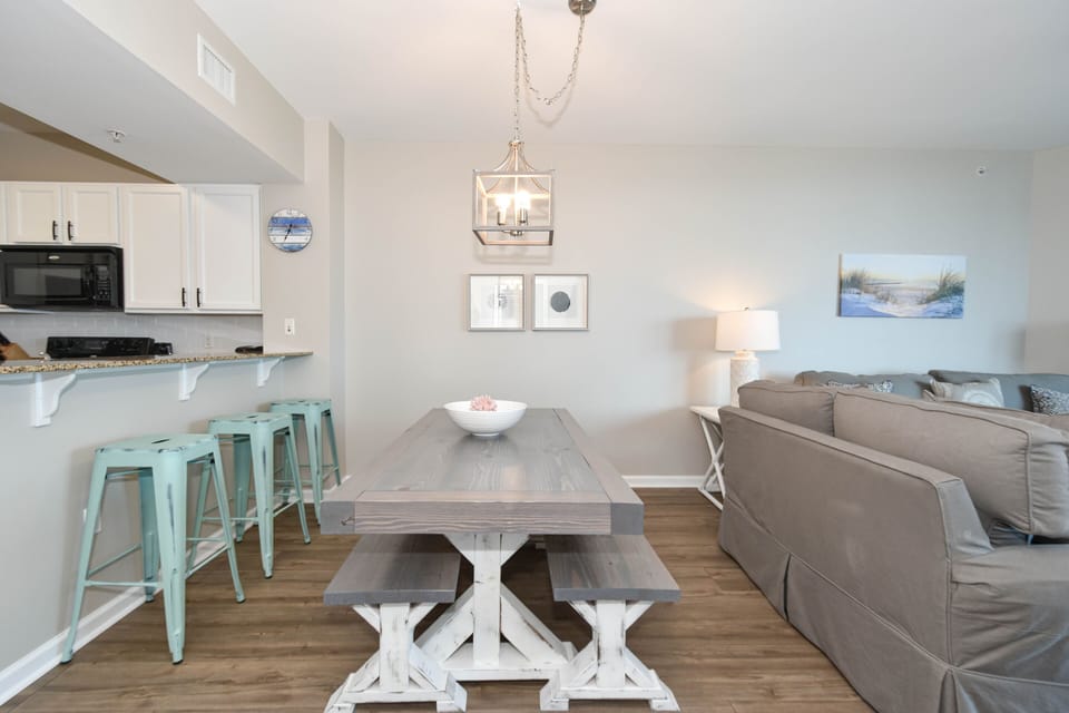 The Palms of Destin 1610 - Dining and Breakfast Bar Area