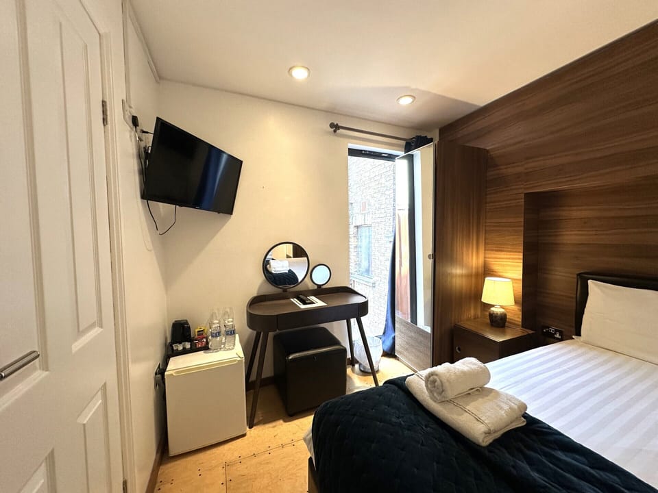 Standard double room featuring a comfortable double bed and private bathroom for a relaxing stay.