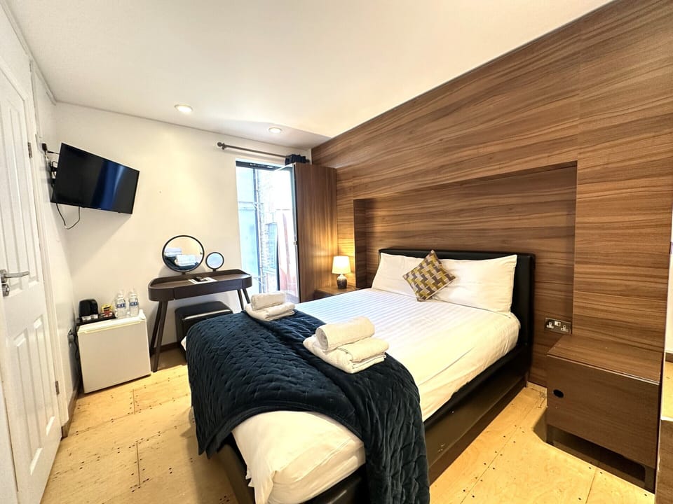 Standard double room featuring a comfortable double bed and private bathroom for a relaxing stay.