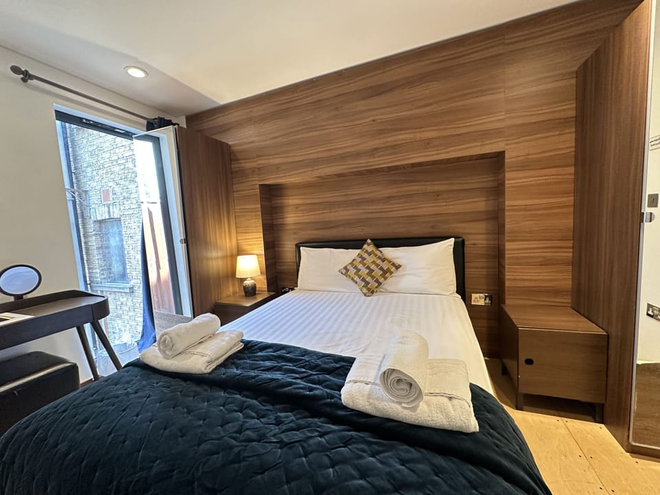 Standard double room featuring a comfortable double bed and private bathroom for a relaxing stay.