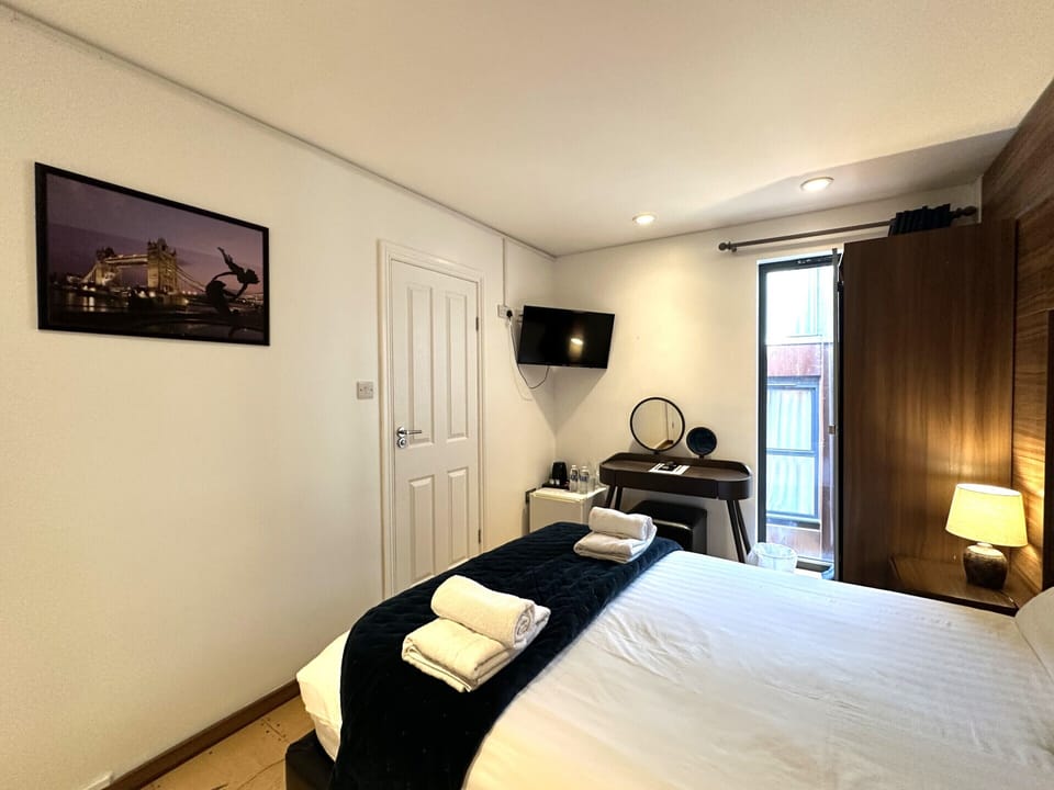 Standard double room featuring a comfortable double bed and private bathroom for a relaxing stay.