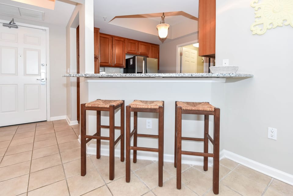 Silver Beach Towers West 1502- Breakfast Bar