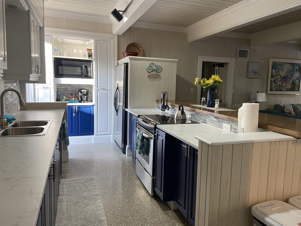 Fully-equipped kitchen with coffee bar!