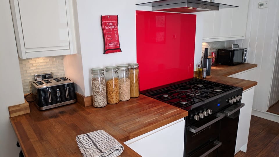 Kitchen - Table, Range Big Oven, 5 Burner Grill, Microwave, Fridge Freezer, Lots Of Plates, Cutlery Glasses Etc As Well As Pots And Pans For Large Group Cooking