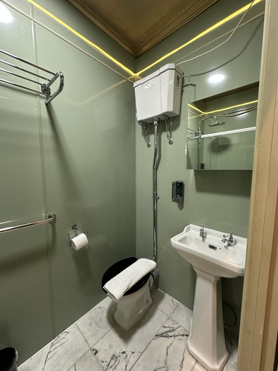 A standard bathroom with a shower, hand wash, shampoo, conditioner, clean toilet, toilet paper and more. 