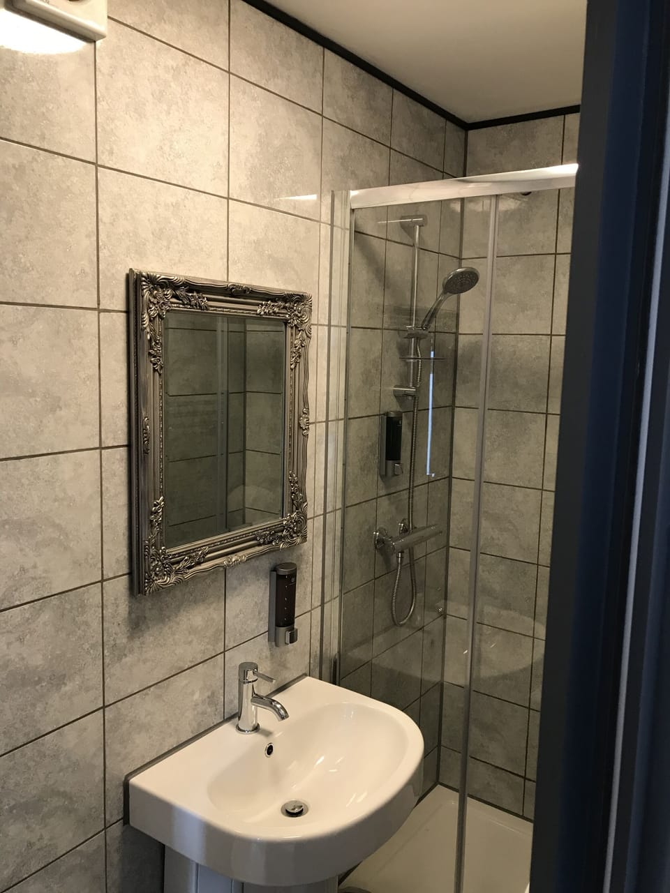  Ensuite shower room.