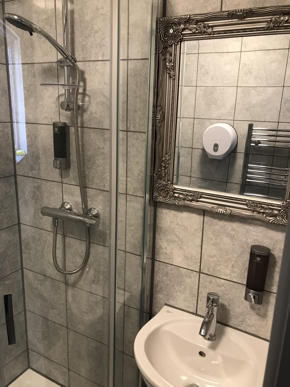  Ensuite shower room.