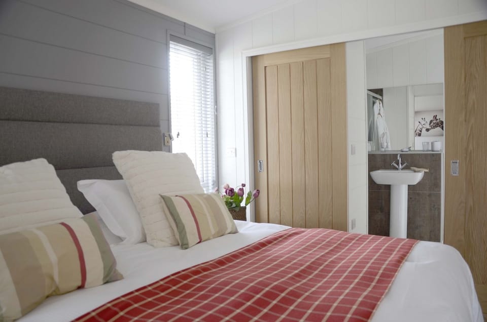 Honeycomb lodge bedroom