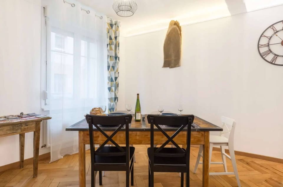 Dining room: 5-person dining table + office area