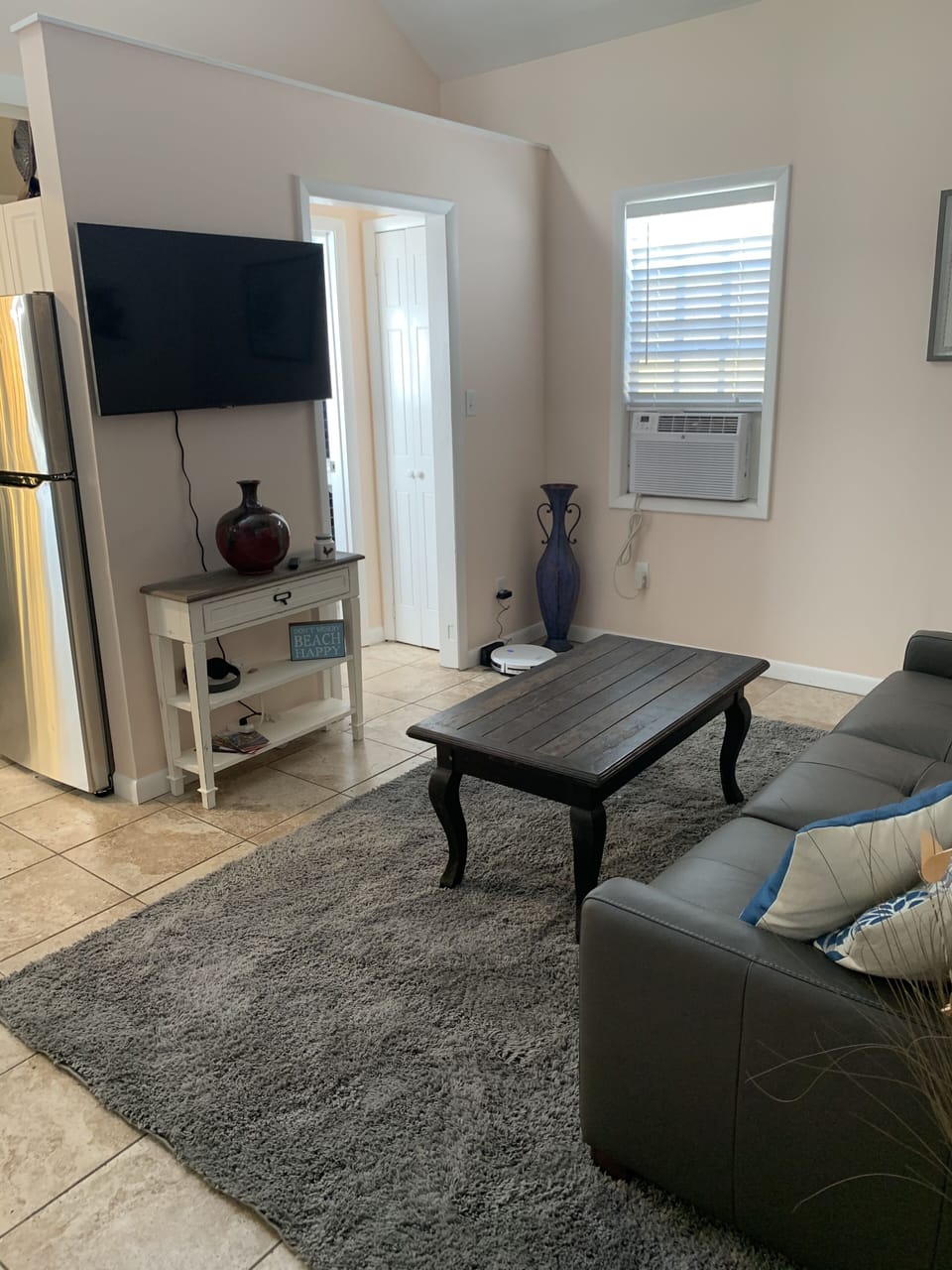 Living Room w / Sofa Sleeper 