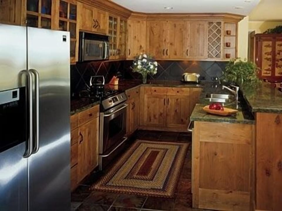 Fully equipped kitchen
Open to living room and dining area