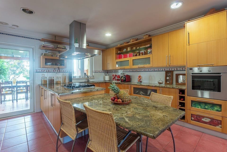 Enjoy the convenience of a spacious kitchen at Villa Alegre in Sesimbra. Equipped with everything you need, this kitchen is the ideal place to prepare your favorite meals during your stay.