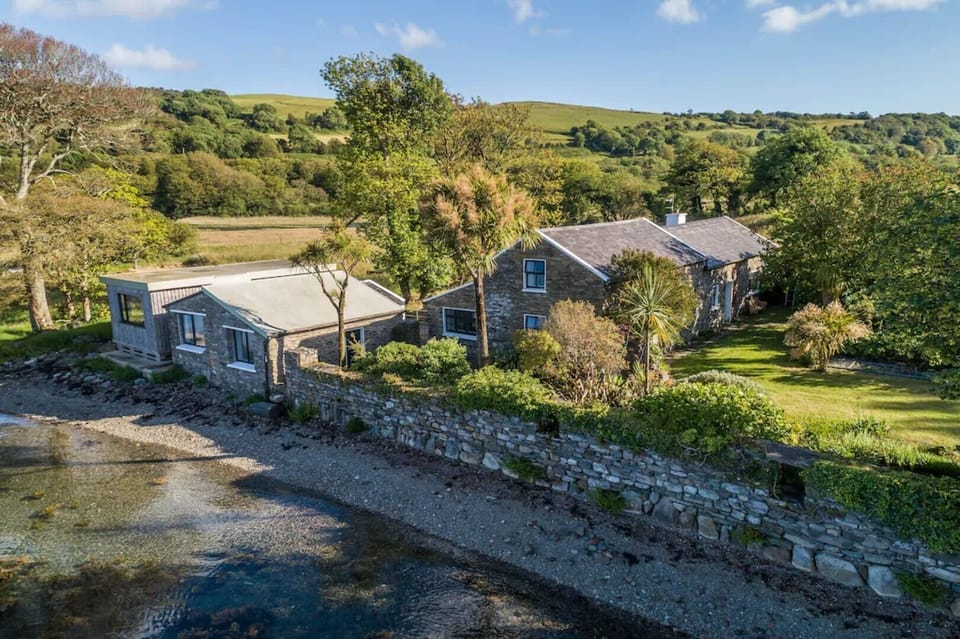 The Boathouse on the left, Studio and Murloe Huse on the right set on the beach