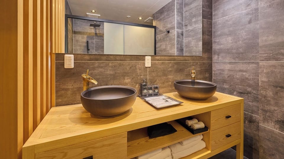 ・[Premium Room] The wash basin is spacious and can be used by your companion at the same time.