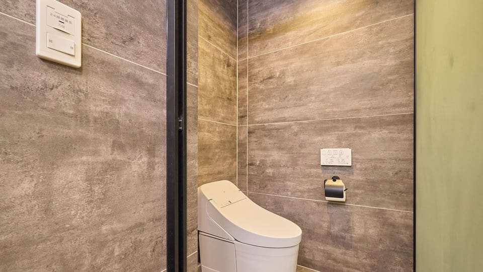 ・[Premium Room] The spacious toilet is equipped with a warm water washing function, so you can use it comfortably.