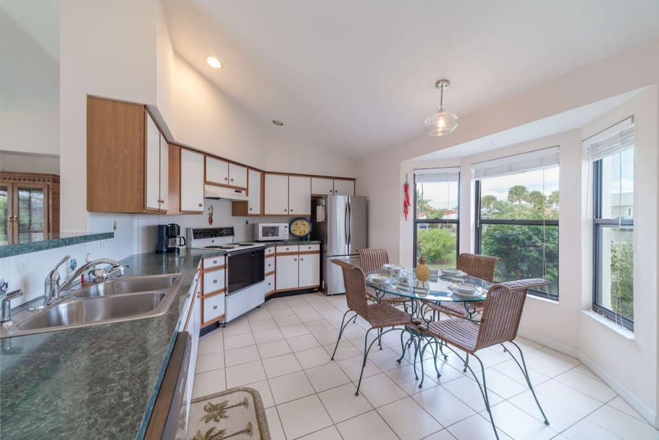 Large eat in kitchen 
