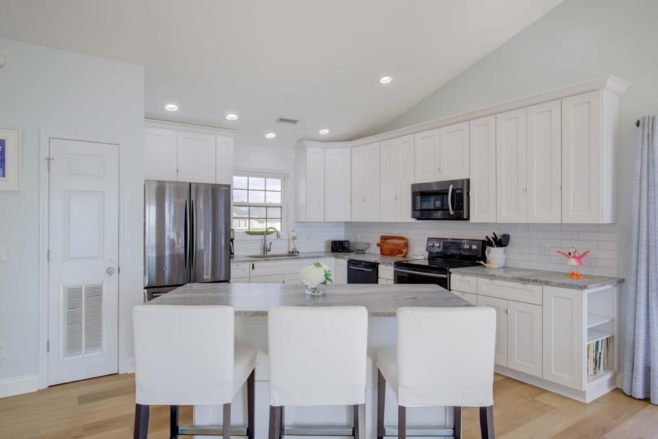 Brand new kitchen fully stocked 