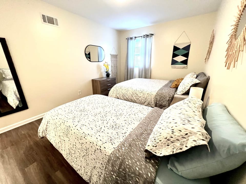 2nd Bedroom with Queen / Twin (3)