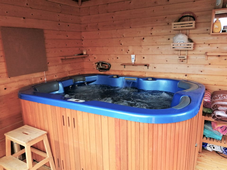 Indoor spa tub