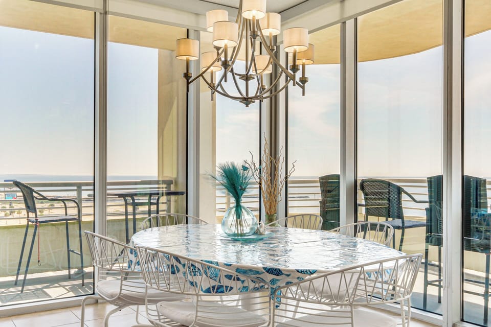 Dining Area | Dishware/Flatware Provided