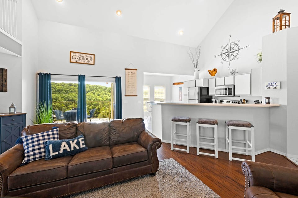 Living Room | Free WiFi | Cable TV | Spiral Staircase | 1st Floor