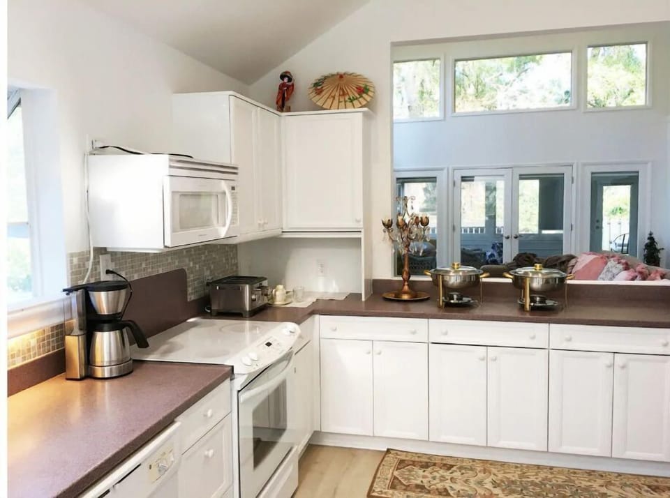Fully stocked kitchen, utensils, cookware, Instant Pot, blender, spices, etc.